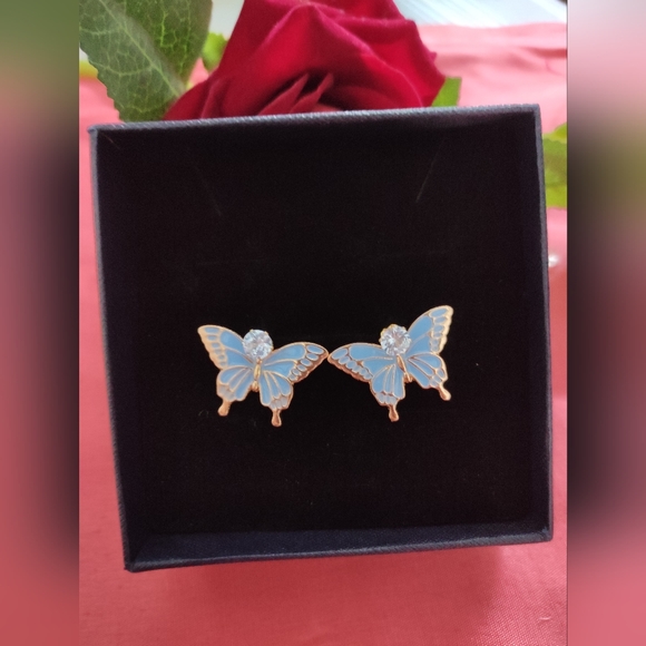 2 in 1 Butterfly Earring 💙 - Picture 8 of 9